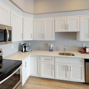 Deluxe Queen Suite